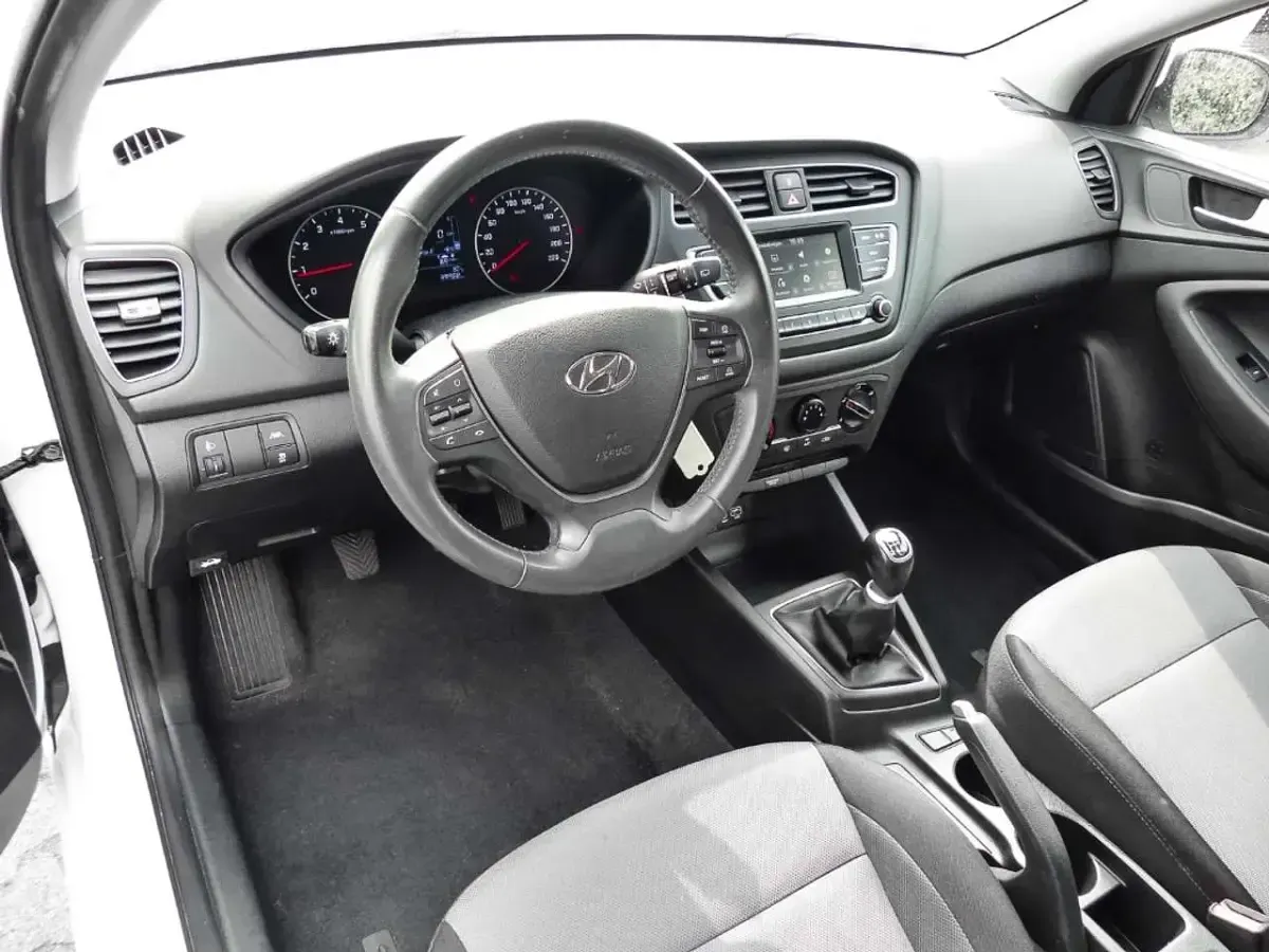 Gebraucht Hyundai i20 Select 75 PS (55 kW) 2019 Polar white / sol Kleinwagen