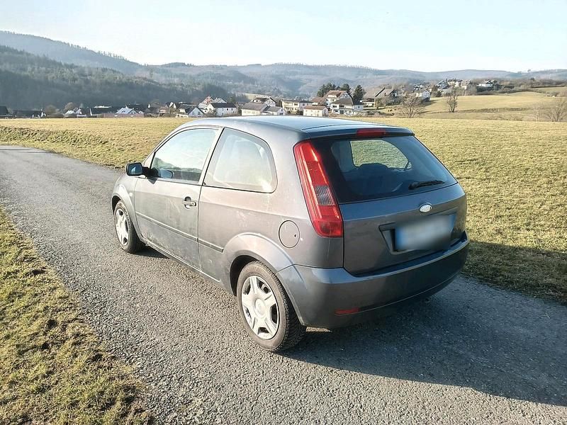 Gebraucht Ford Fiesta 70 PS (51 kW) 2004 Grau Kleinwagen