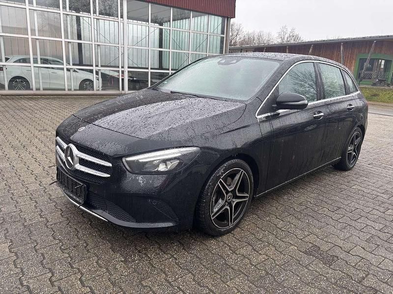 Gebraucht Mercedes B200 Progressive 163 PS (119 kW) 2021 Kosmosschwarz Van / Kleinbus