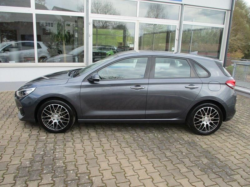 Gebraucht Hyundai i30 Trend 140 PS (102 kW) 2019 Grau Limousine