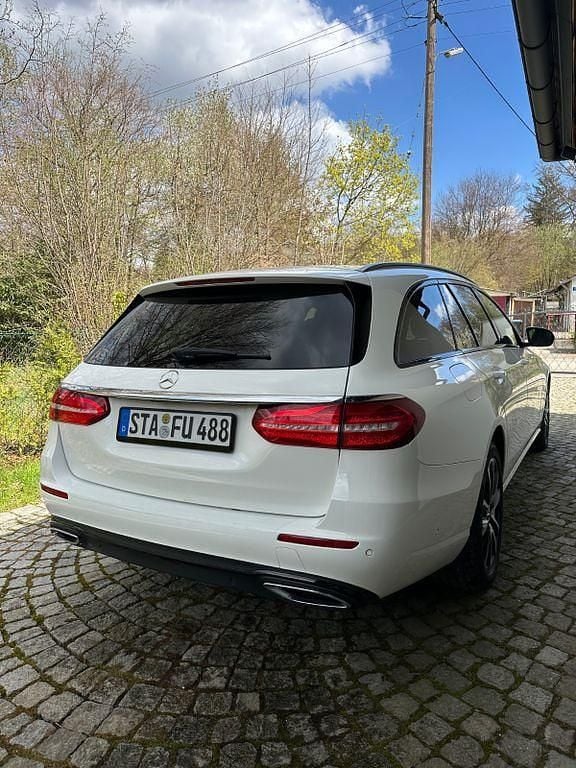Gebraucht Mercedes E220 194 PS (142 kW) 2017 Weiß Limousine