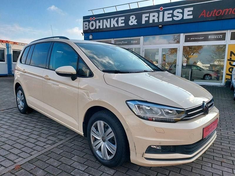Beige Gebraucht 2023 VW Touran Comfortline Van / Kleinbus | 22.499 € (Superpreis) - Bild 1/4