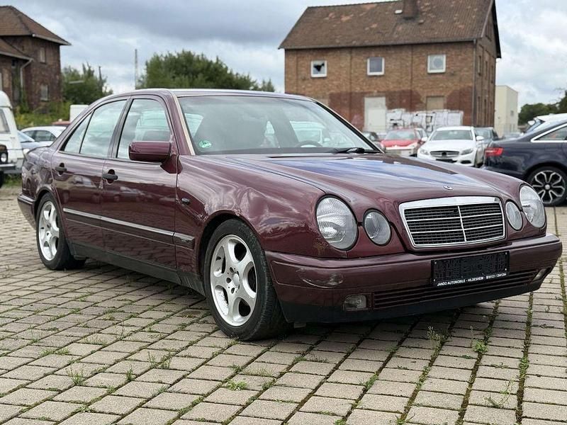 Gebraucht Mercedes E200 Avantgarde 136 PS (100 kW) 1996 Rot Limousine