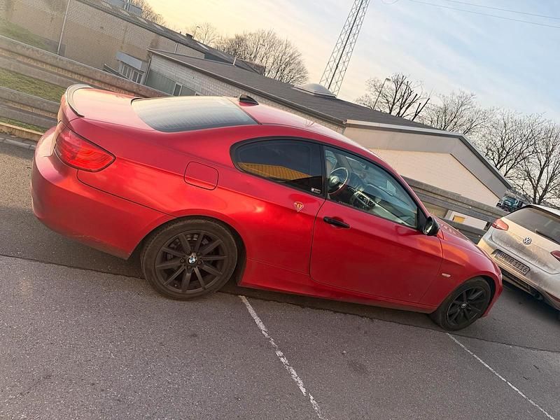 Rot Gebraucht 2013 BMW 320 Coupé | 5.300 € (Superpreis) - Bild 1/4