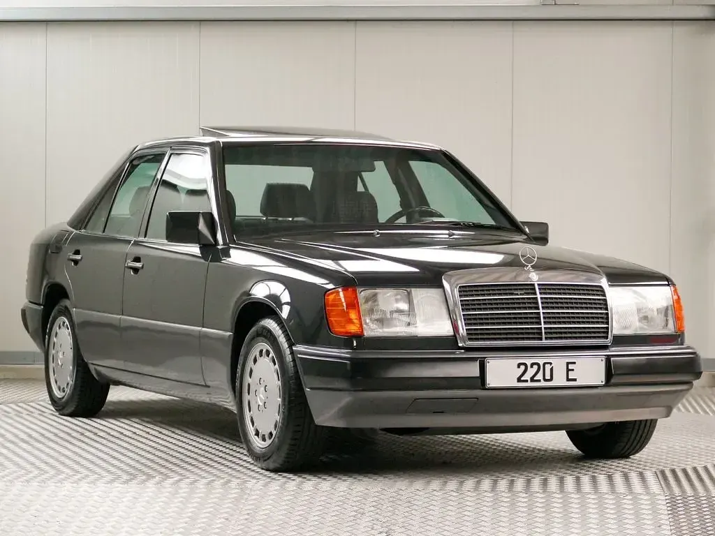 Używany Mercedes E220 150 KM (110 kW) 1993 Czarny Sedan/Limuzyna
