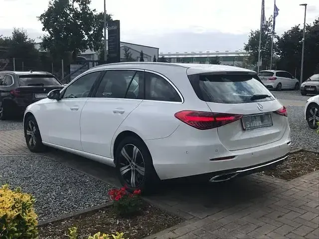 Gebraucht Mercedes C220 Avantgarde 220 PS (161 kW) 2022 Weiß Limousine