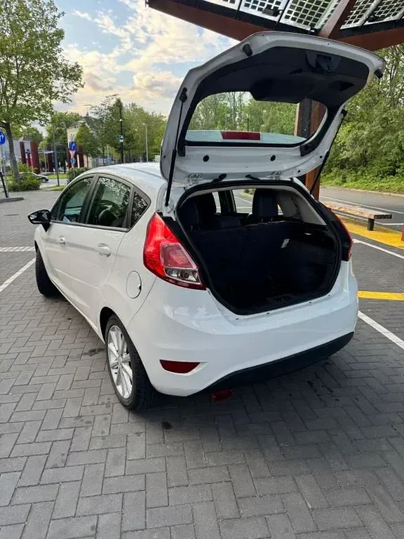 Gebraucht Ford Fiesta SE 121 PS (88 kW) 2013 Weiß Limousine