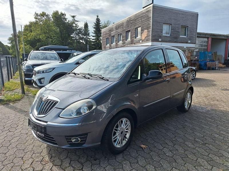 Grau Gebraucht 2011 Lancia Musa Gold Van / Kleinbus | 2.850 € (Fairer Preis) - Bild 1/4