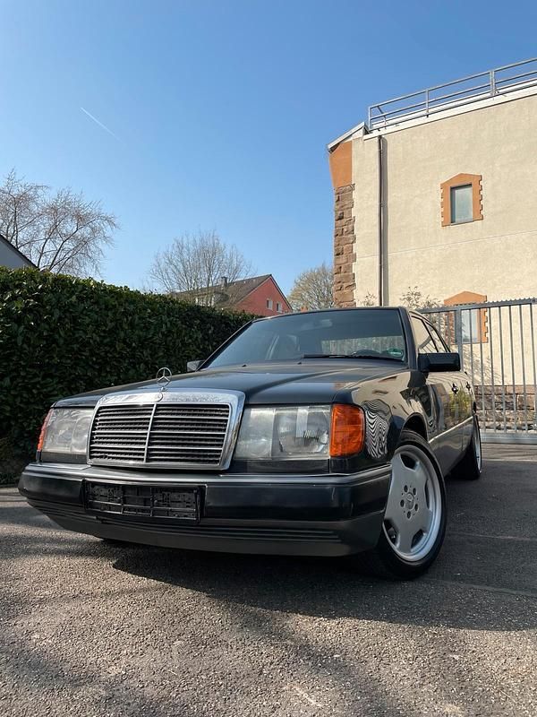 Gebraucht Mercedes E320 220 PS (161 kW) 1992 Schwarz Limousine