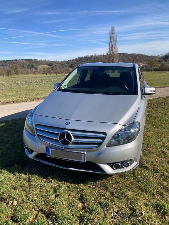 Gebraucht Mercedes B180 122 PS (89 kW) 2013 Silber Van / Kleinbus