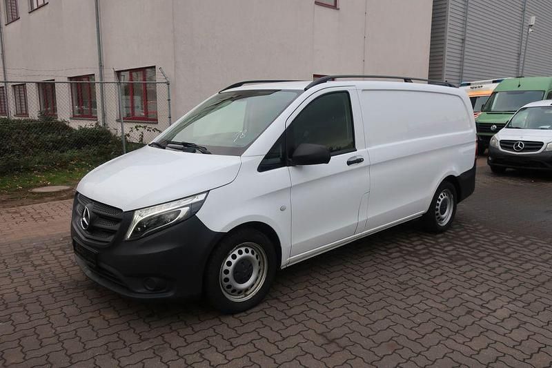 Weiß Gebraucht 2021 Mercedes Vito Limousine | 15.900 € - Bild 1/4