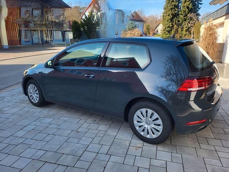 Gebraucht VW Golf VII Trendline 86 PS (63 kW) 2018 Grau Limousine