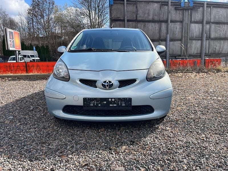Gebraucht Toyota Aygo 68 PS (50 kW) 2006 Silber Kleinwagen