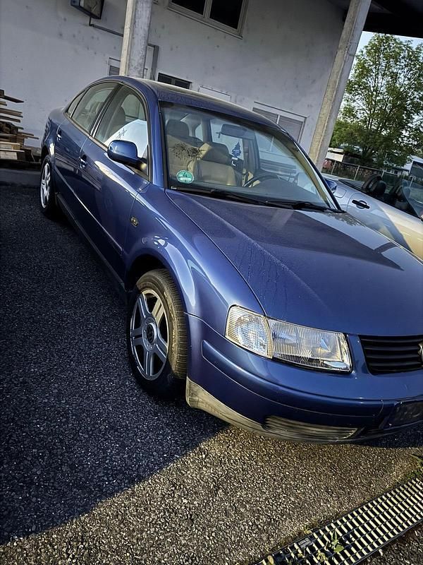 Blau Gebraucht 1998 VW Passat Limousine | 1.000 € (Superpreis) - Bild 1/4