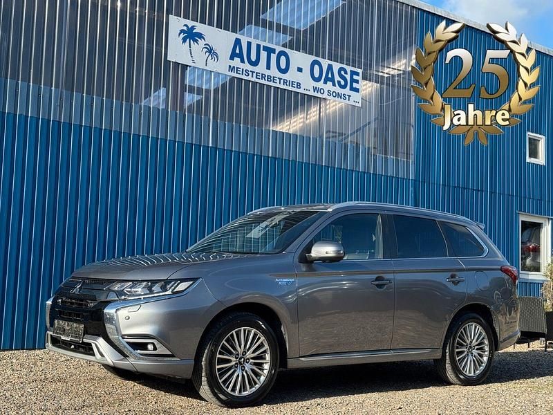 Grau Gebraucht 2018 Mitsubishi Outlander P-HEV Edition SUV | 10.990 € (Fairer Preis) - Bild 1/3
