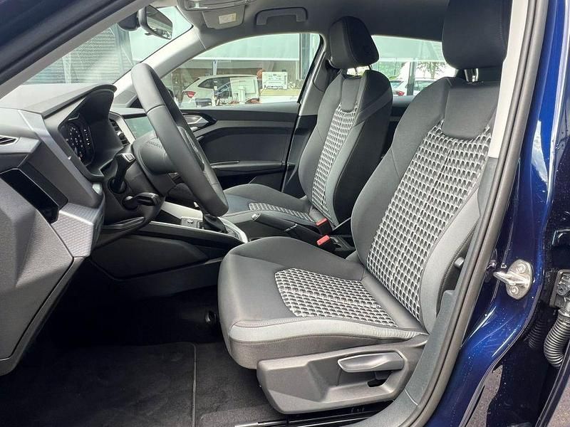 Neu Audi A1 Sportback Sport 116 PS (85 kW) 2025 Navarrablau metallic Kleinwagen