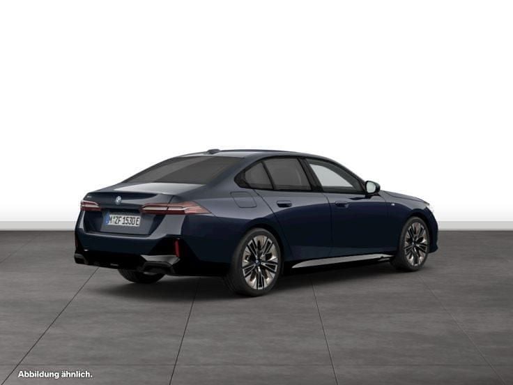 Gebraucht BMW 550e M Sport 489 PS (359 kW) 2024 Carbonschwarz metallic metallic Limousine