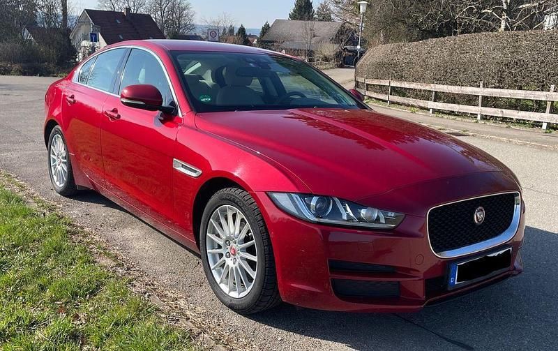 Gebraucht Jaguar XE Portfolio 163 PS (119 kW) 2016 Rot Limousine