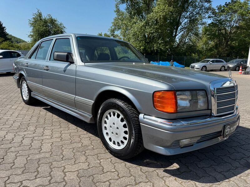 Grau Gebraucht 1989 Mercedes S300 SE Limousine | 14.990 € - Bild 1/4