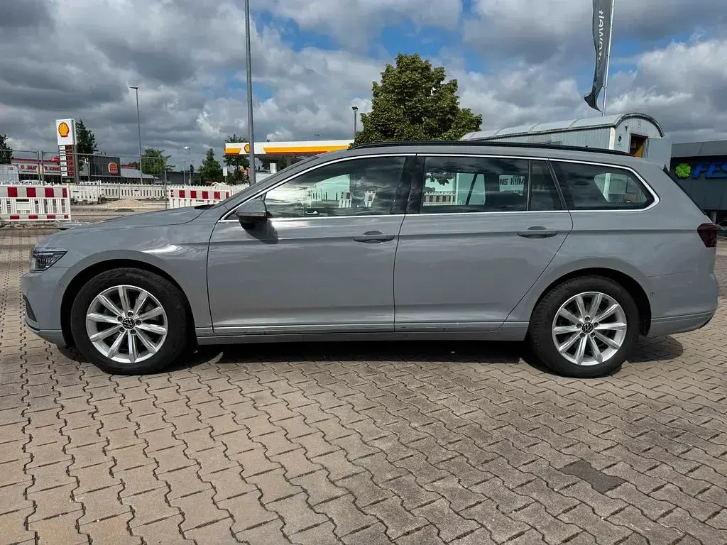Gebraucht VW Passat 150 PS (110 kW) 2023 Mondsteingrau Kombi