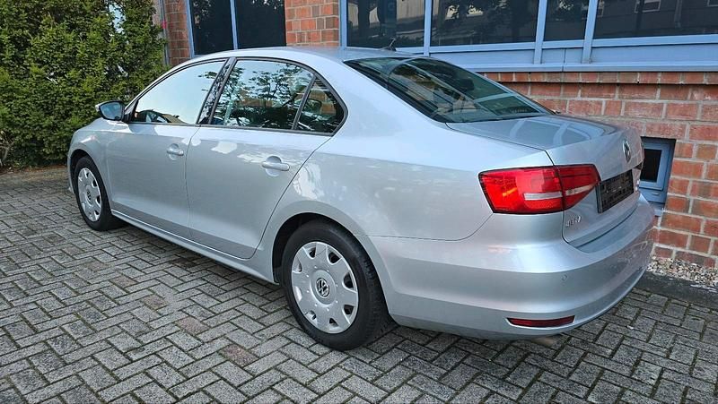 Gebraucht VW Jetta 105 PS (77 kW) 2015 Silber Limousine