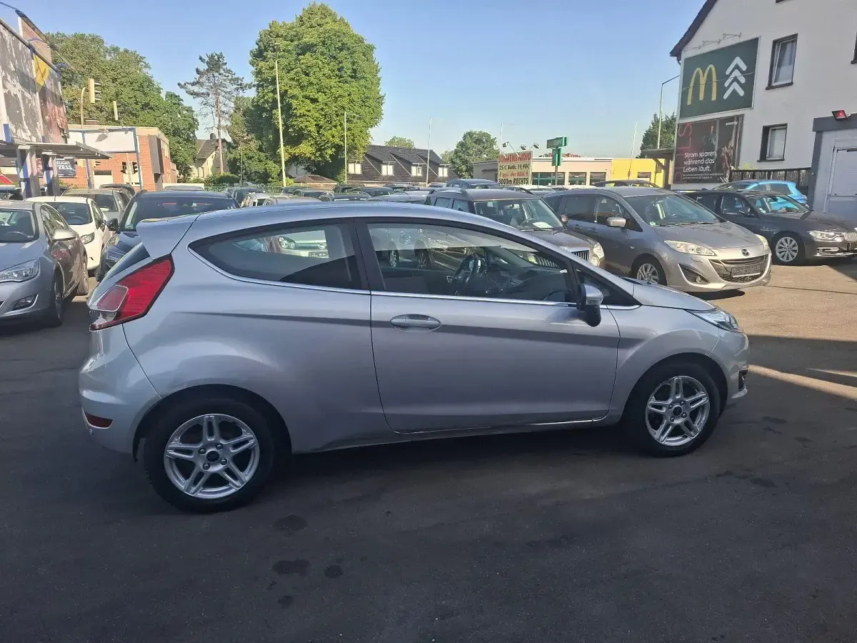 Gebraucht Ford Fiesta Titanium 101 PS (74 kW) 2013 Silber Kleinwagen