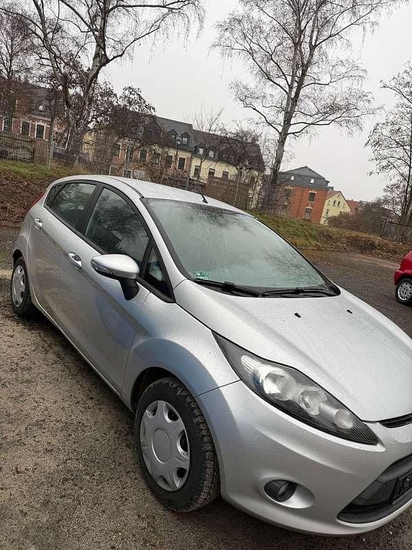 Gebraucht Ford Fiesta 82 PS (60 kW) 2010 Polarsilber metallic Kleinwagen
