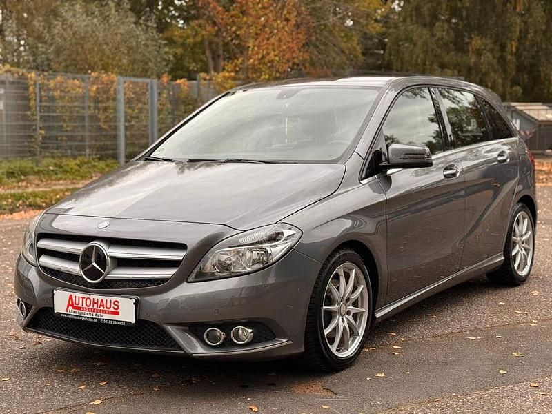 Grau Gebraucht 2013 Mercedes B200 Van / Kleinbus | 12.999 € (Fairer Preis) - Bild 1/4