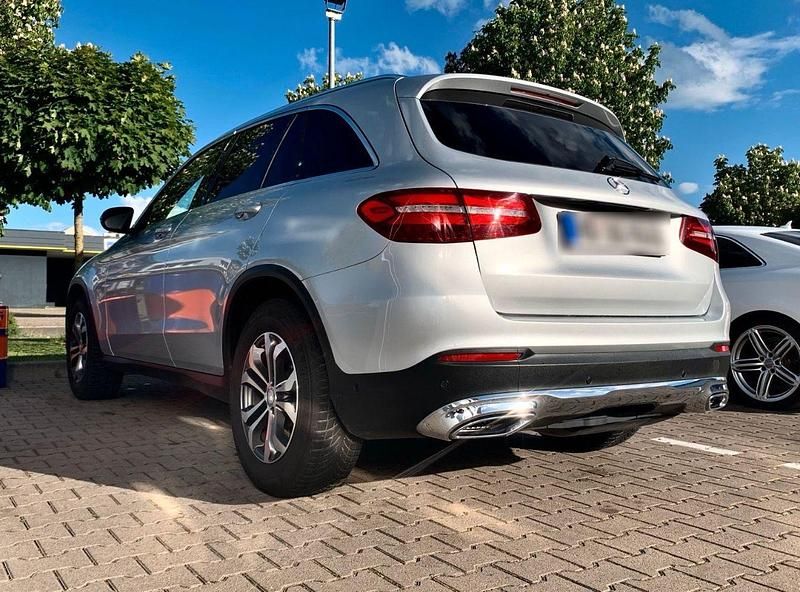 Silber Gebraucht 2015 Mercedes GLC250 SUV | 21.800 € (Guter Preis) - Bild 1/4