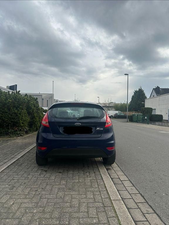 Gebraucht Ford Fiesta 60 PS (44 kW) 2011 Blau Kleinwagen