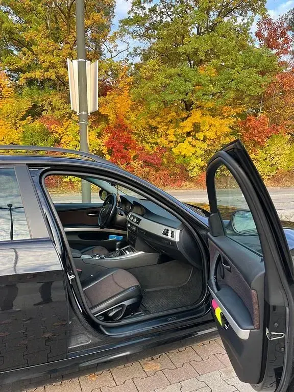 Gebraucht BMW 320 177 PS (130 kW) 2009 Schwarz Kombi