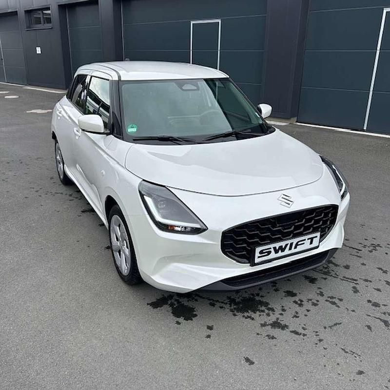 Weiß Gebraucht 2025 Suzuki Swift Comfort Kleinwagen | 16.990 € (Etwas zu teuer) - Bild 1/4