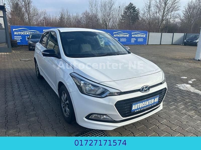 Gebraucht Hyundai i20 Passion 101 PS (74 kW) 2018 Weiß Limousine