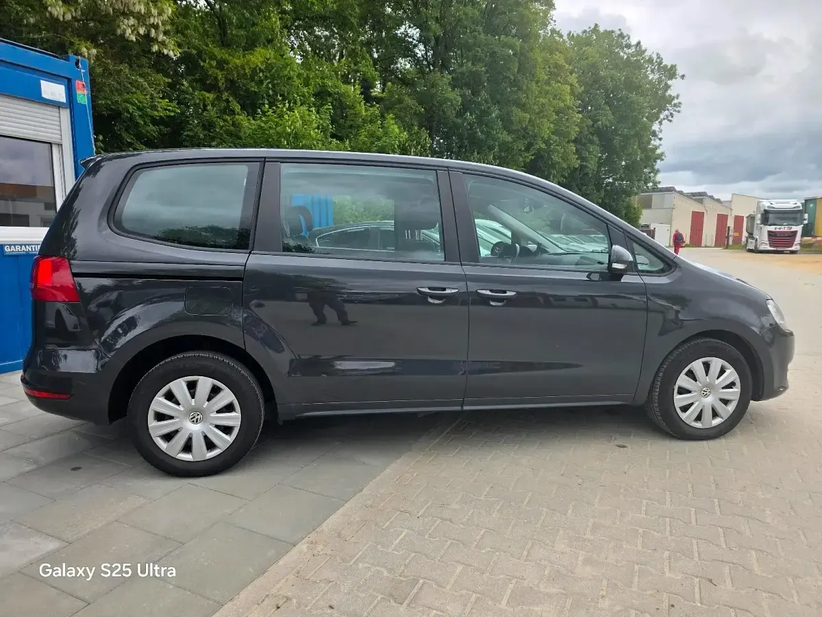 Gebraucht VW Sharan Trendline 140 PS (102 kW) 2015 Grau Van / Kleinbus