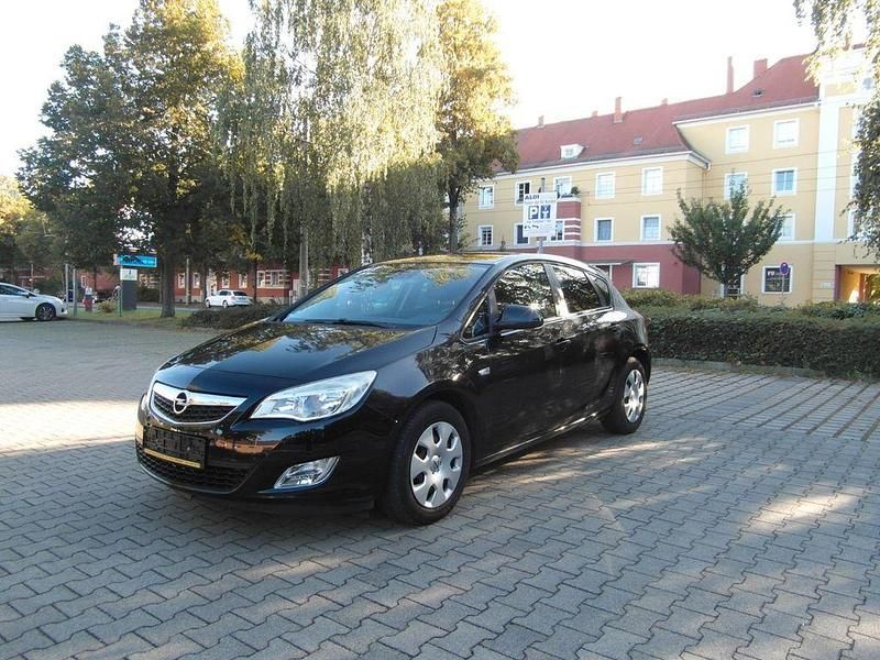 Schwarz Gebraucht 2011 Opel Astra Limousine | 3.999 € (Guter Preis) - Bild 1/4