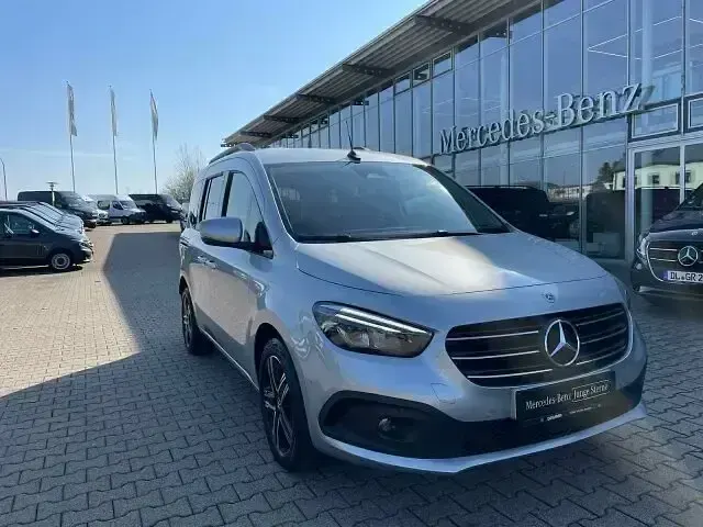 Gebraucht Mercedes T180 Progressive 116 PS (85 kW) 2024 Helvinsilber Van / Kleinbus