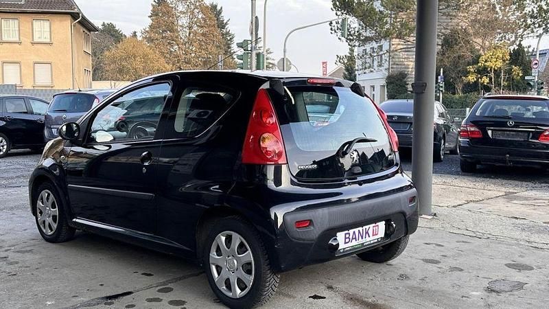 Gebraucht Peugeot 107 Filou 68 PS (50 kW) 2012 Schwarz Kleinwagen