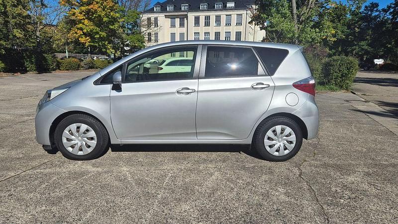 Gebraucht Toyota Verso-S Cool 99 PS (72 kW) 2012 Silber Van / Kleinbus