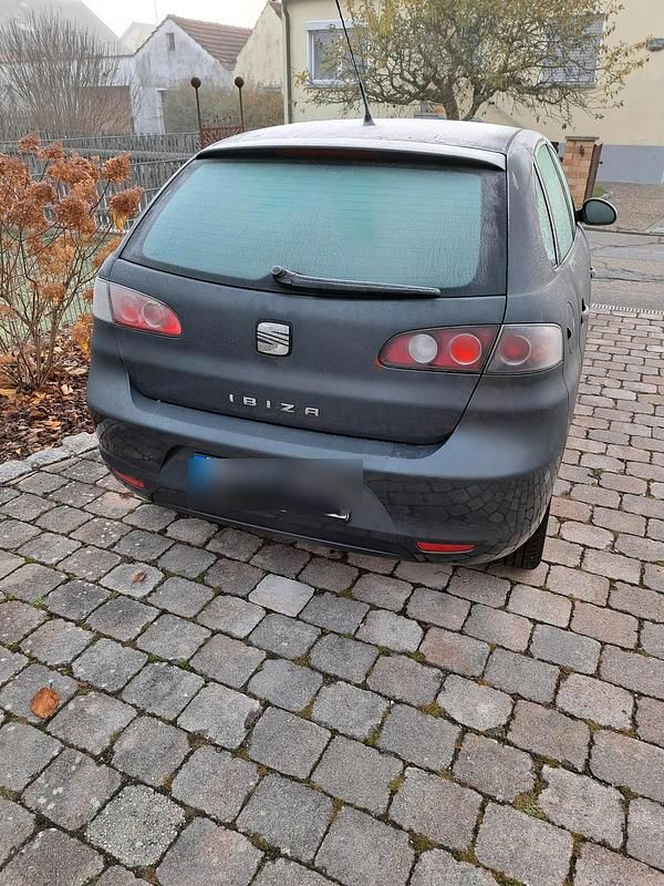 Silber Gebraucht 2007 Seat Ibiza Limousine | 570 € (Superpreis) - Bild 1/4