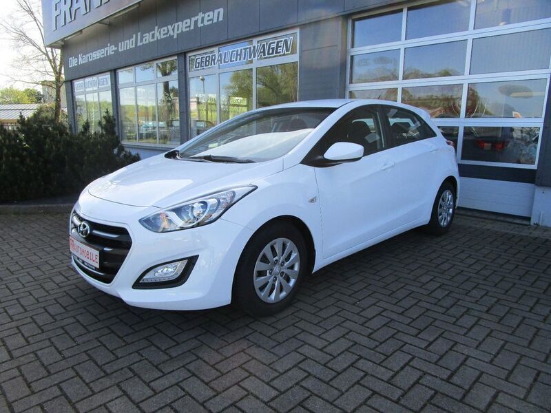 Weiß Gebraucht 2015 Hyundai i30 Classic Limousine | 8.790 € (Fairer Preis) - Bild 1/4