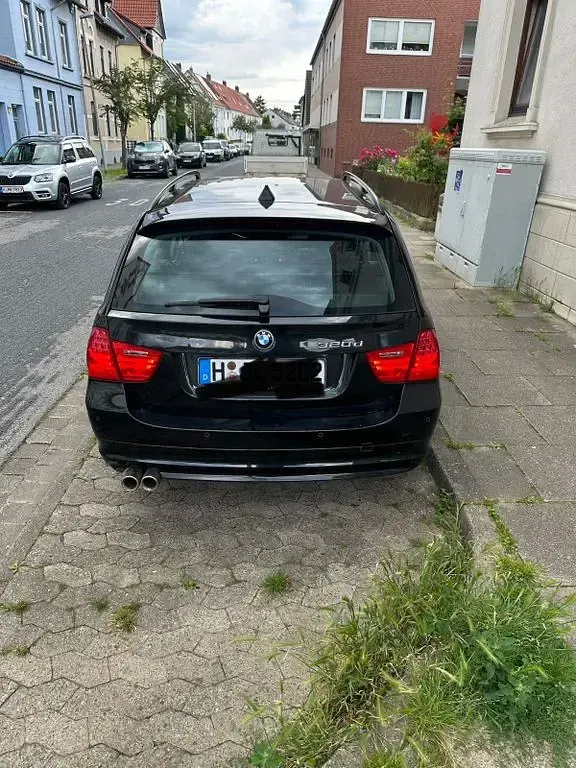 Gebraucht BMW 320 184 PS (135 kW) 2010 Schwarz Limousine