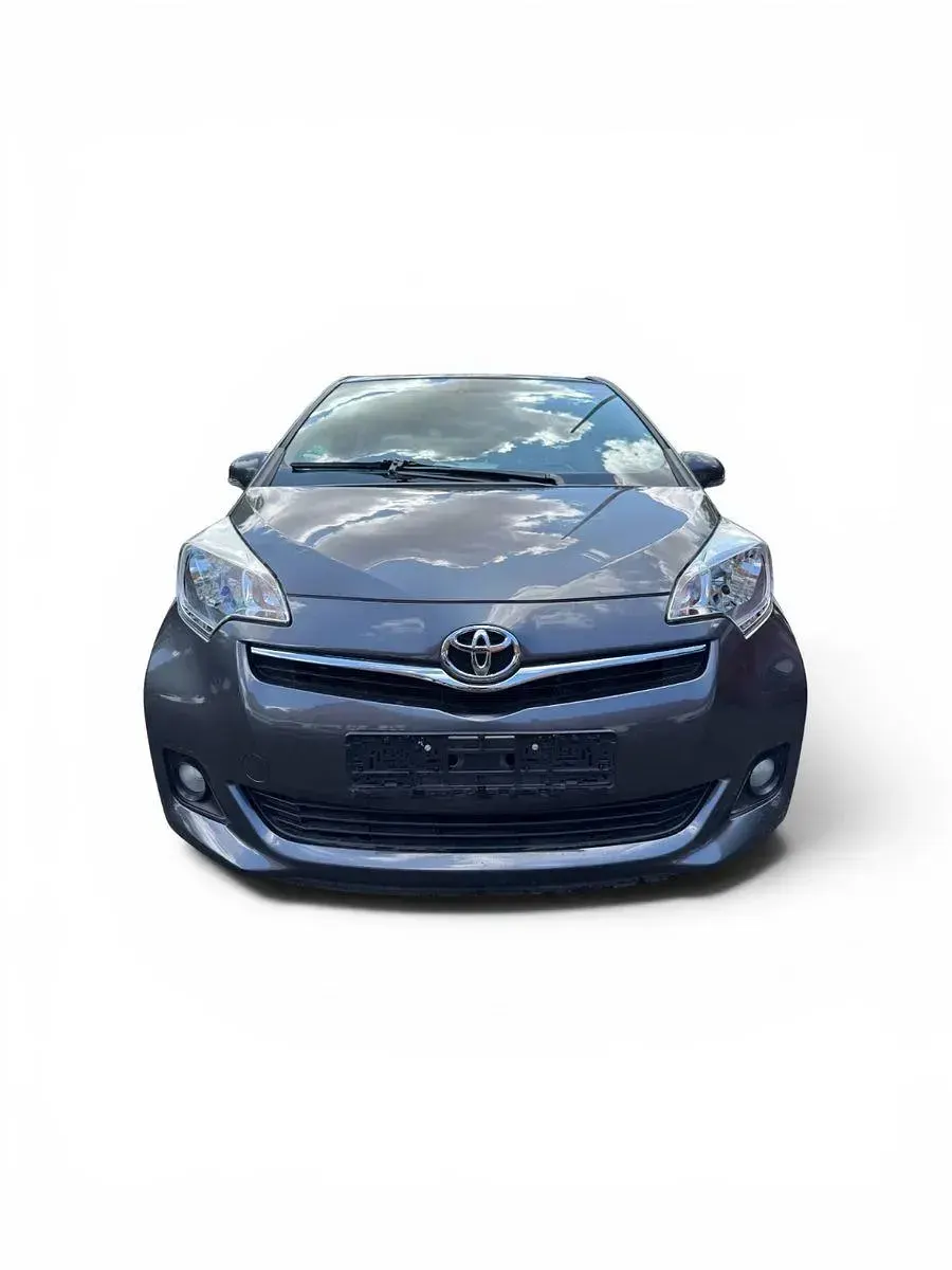 Gebraucht Toyota Verso-S Club 90 PS (66 kW) 2013 Grau Van / Kleinbus