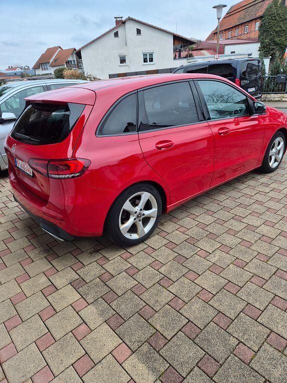 Gebraucht Mercedes B200 Progressive 150 PS (110 kW) 2019 Rot Van / Kleinbus