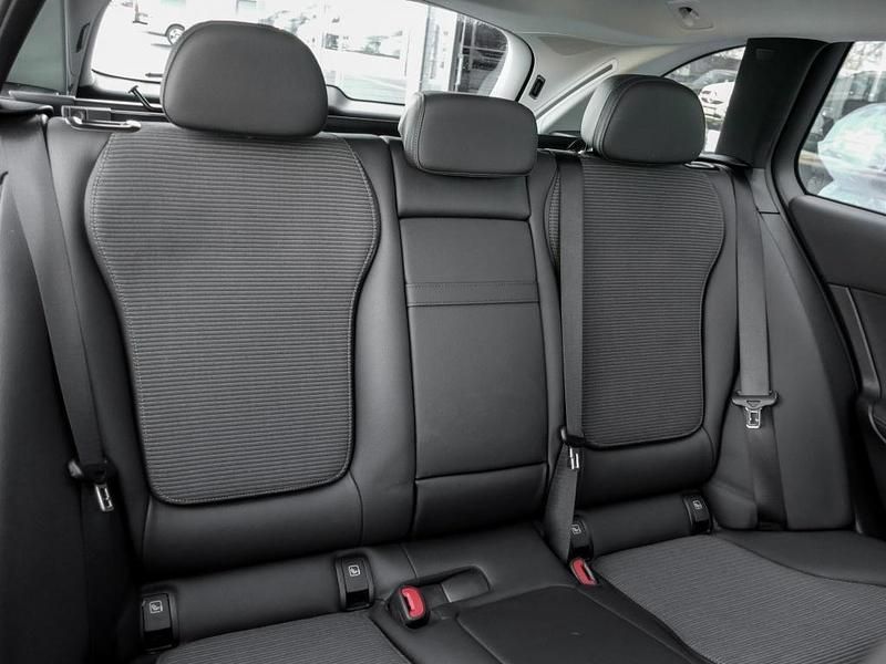 Gebraucht Mercedes C200 Avantgarde 204 PS (150 kW) 2023 Blau Limousine