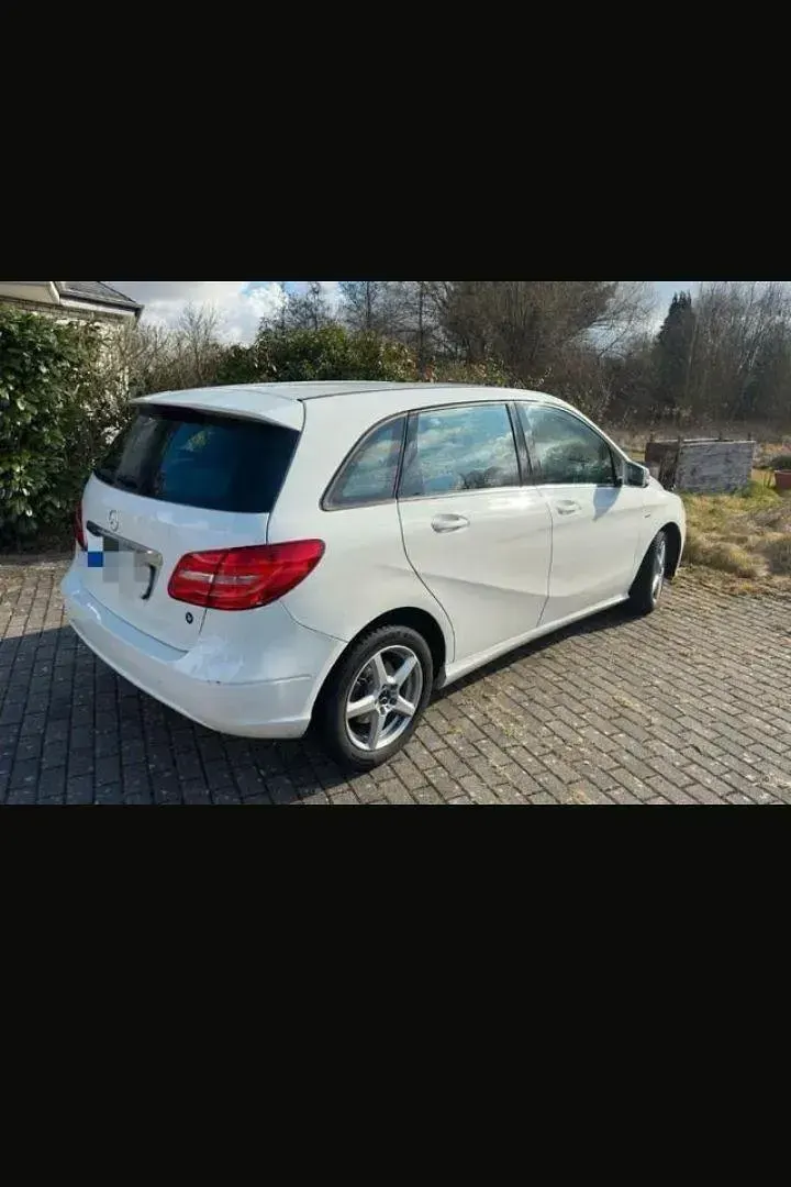 Gebraucht Mercedes B180 109 PS (80 kW) 2012 Weiß Kleinwagen