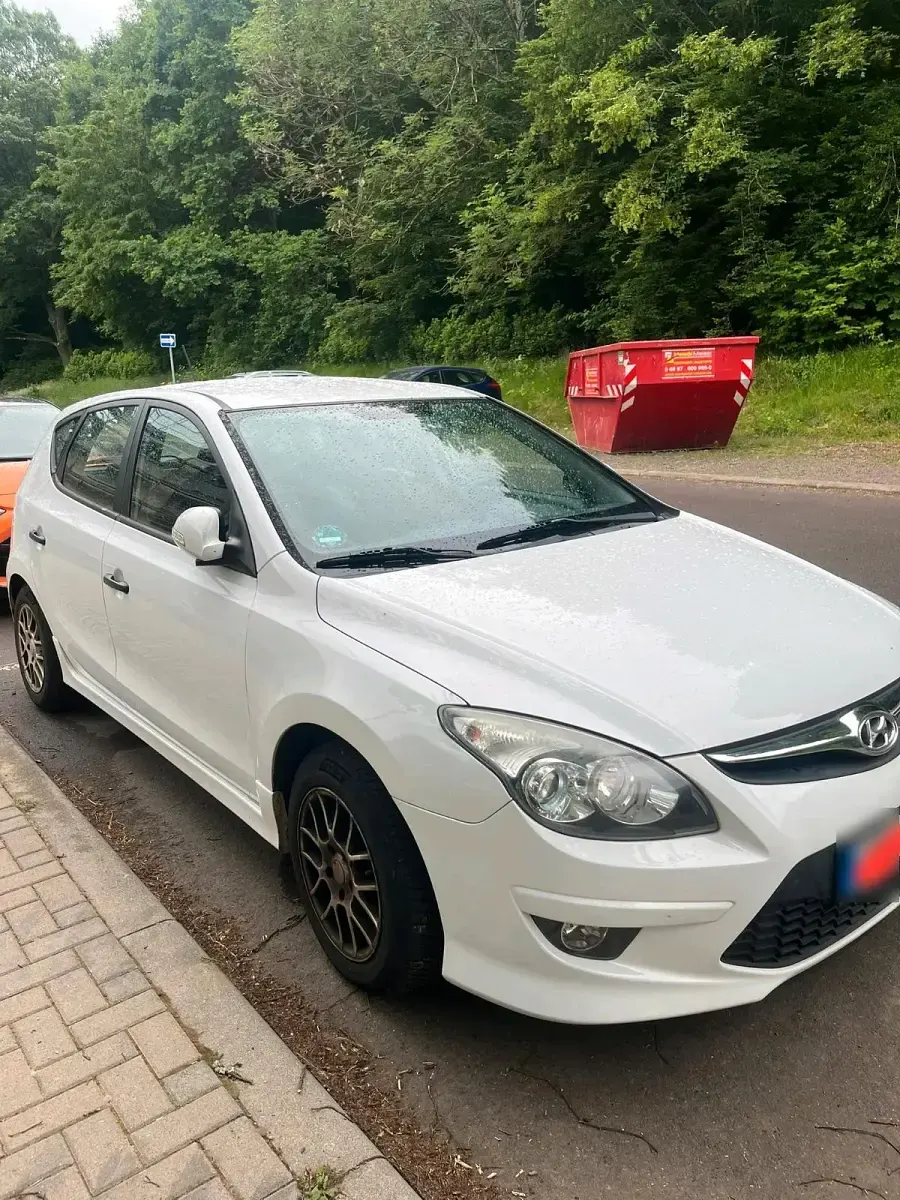 Gebraucht Hyundai i30 90 PS (66 kW) 2011 Weiß Kleinwagen