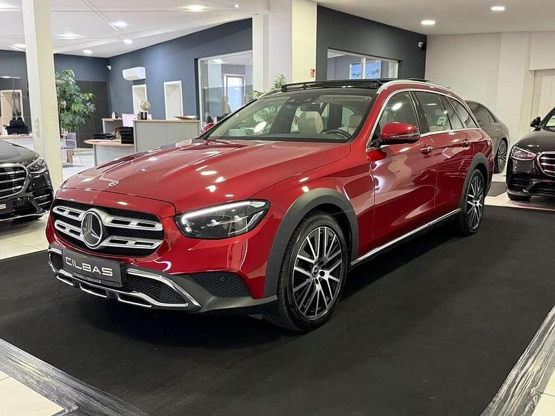 Gebraucht Mercedes E220 All-Terrain 194 PS (142 kW) 2022 Hyazinthrot  metalliclack Kombi