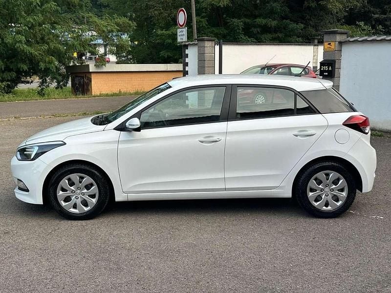 Weiß Gebraucht 2015 Hyundai i20 Classic Limousine | 4.400 € (Guter Preis) - Bild 1/4