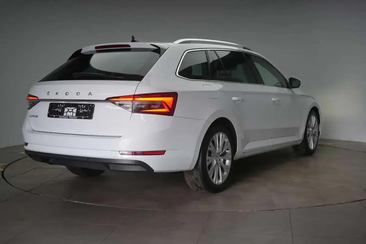 Gebraucht Skoda Superb Style 150 PS (110 kW) 2022 Moon white Kombi