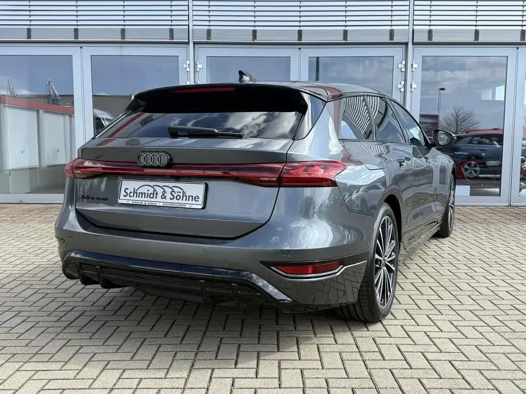 Neu Audi e-tron S-Line 269 kW (367 PS) 2026 Grau SUV
